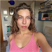 Diplomata al Liceo Classico, molto portata per italiano, filosofia, storia, storia dell'arte